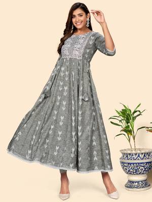 Vbuyz Women'S Embroidered Anarkali Cotton Blend Pista Stitched Kurta 3