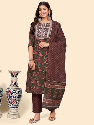 Vbuyz Women'S Embroidered & Gota Patti Work Straight Cotton Green Stitched Kurta Pant With Dupatta 1