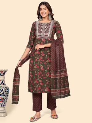 Vbuyz Women'S Embroidered & Gota Patti Work Straight Cotton Green Stitched Kurta Pant With Dupatta 3