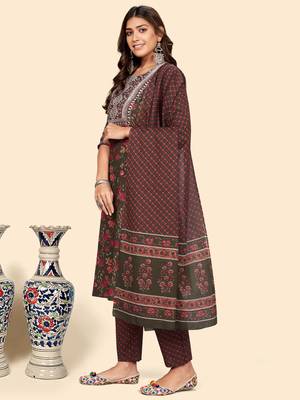 Vbuyz Women'S Embroidered & Gota Patti Work Straight Cotton Green Stitched Kurta Pant With Dupatta 5