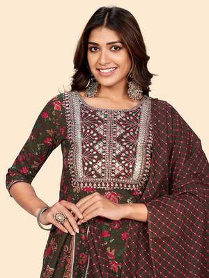 Vbuyz Women'S Embroidered & Gota Patti Work Straight Cotton Green Stitched Kurta Pant With Dupatta 7