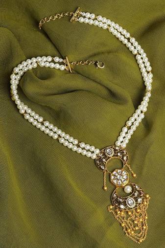 Chained Tassel White and Gold Pearl Necklace