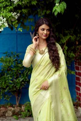 Dark green woven kanchipuram silk saree with blouse 2