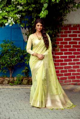 Dark green woven kanchipuram silk saree with blouse 3