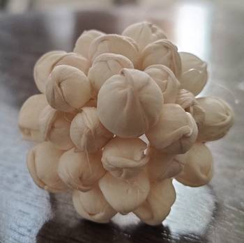 White agate hair-accessories 1