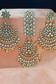 White Copper Base Gold Plated Kundan Light Weight Earrings Maangtika Set Combo