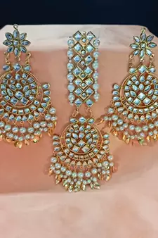 White Copper Base Gold Plated Kundan Light Weight Earrings Maangtika Set Combo