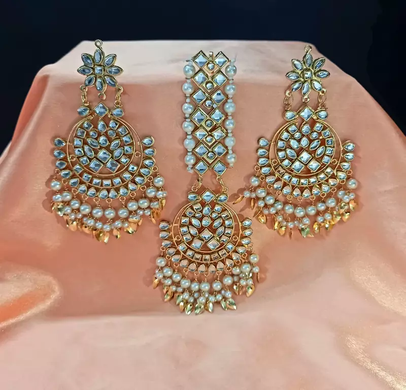 White Copper Base Gold Plated Kundan Light Weight Earrings Maangtika Set Combo