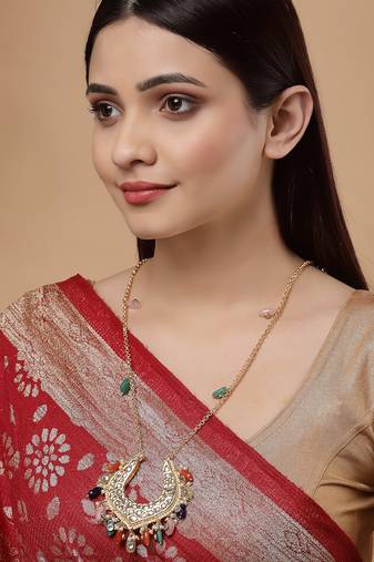 Gold pearl necklaces
