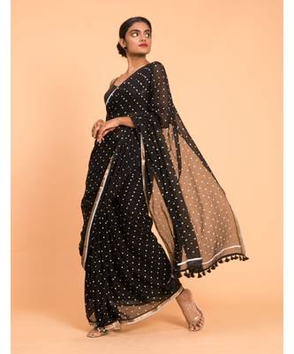 Suta Black & White Polka Dots Printed Pure Cotton Saree With Zari Border 3