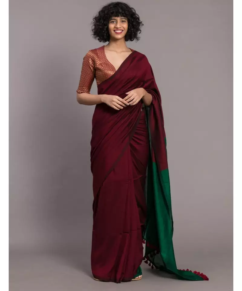 SutaWomen Maroon Green Colourblocked Cotton Blend Saree